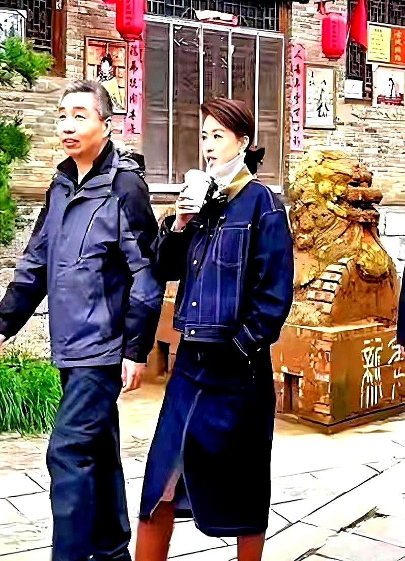 主持人张蕾与富豪老公一起逛街。
 

她依然保持着舞台上的光彩照人，而身边的他，