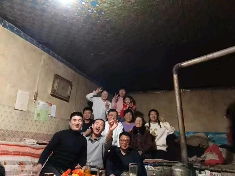 回家吧，我要跟妈妈在一块儿过年

年味儿将往事勾起
过去的日子里有甜蜜也有酸楚