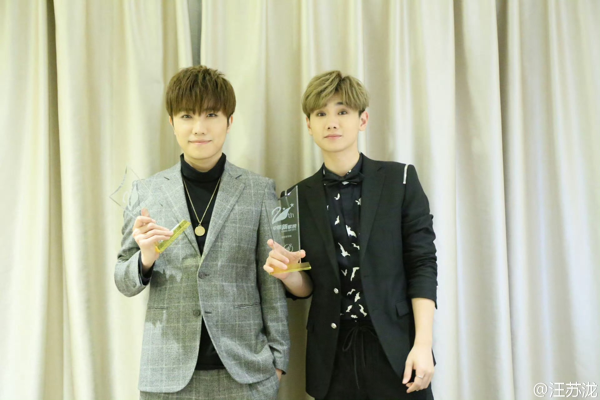 汪苏泷给徐良演唱会送花篮 汪苏泷给徐良演唱会送了20个红色应援花篮，兄弟到位牌面