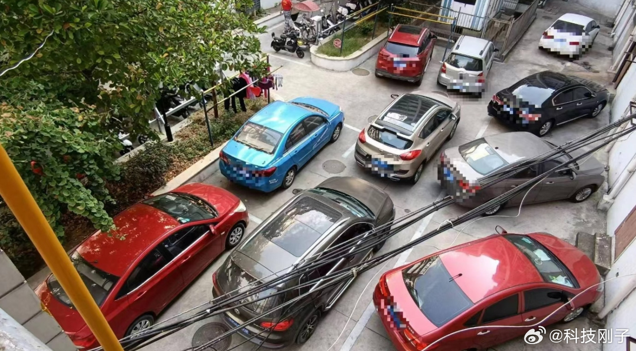 新手停车难售后驱车50分钟上门画线好家伙，淮安新司机拿本后竟栽在自家门口的停车上