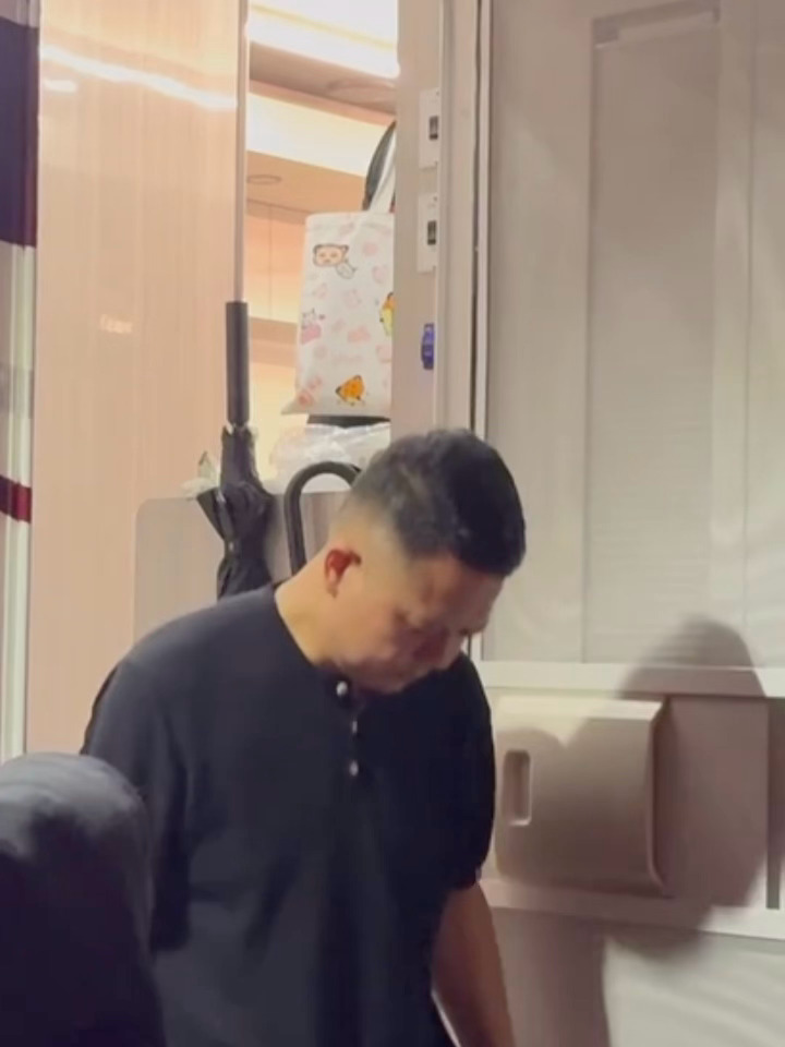 花少导演去林一剧组探班omo！！花少导演去青岛探班林一了！！！搞笑帅气大男孩完全