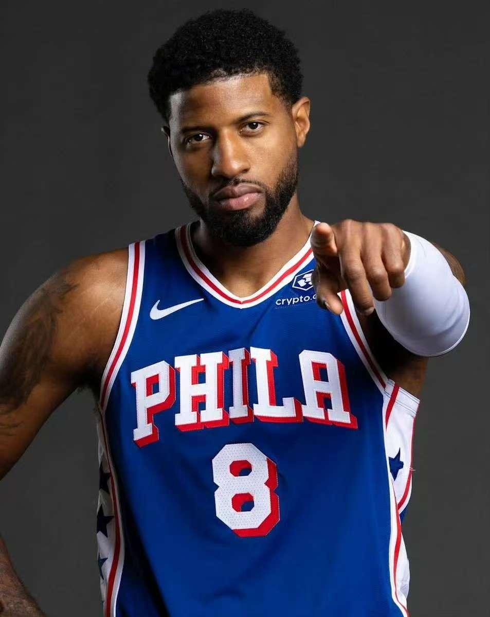 大帝请来的救兵？乔治：心疼恩比德带伤坚持训练。
NBA季后赛即将进入收官阶段，仅