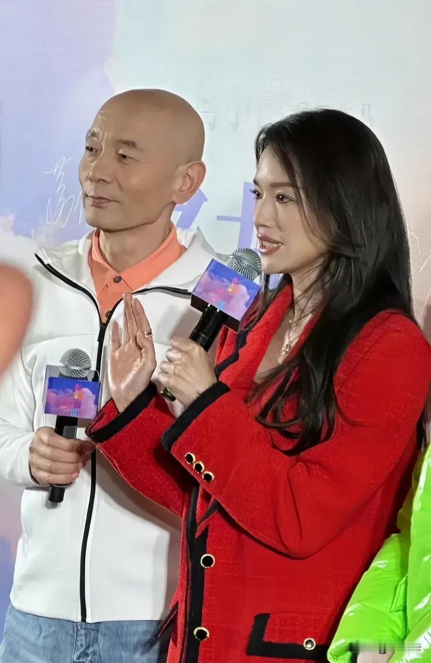 《非诚勿扰3》发布会上，67岁的葛优和48岁的舒淇一起合影，无论外形装扮还是精神