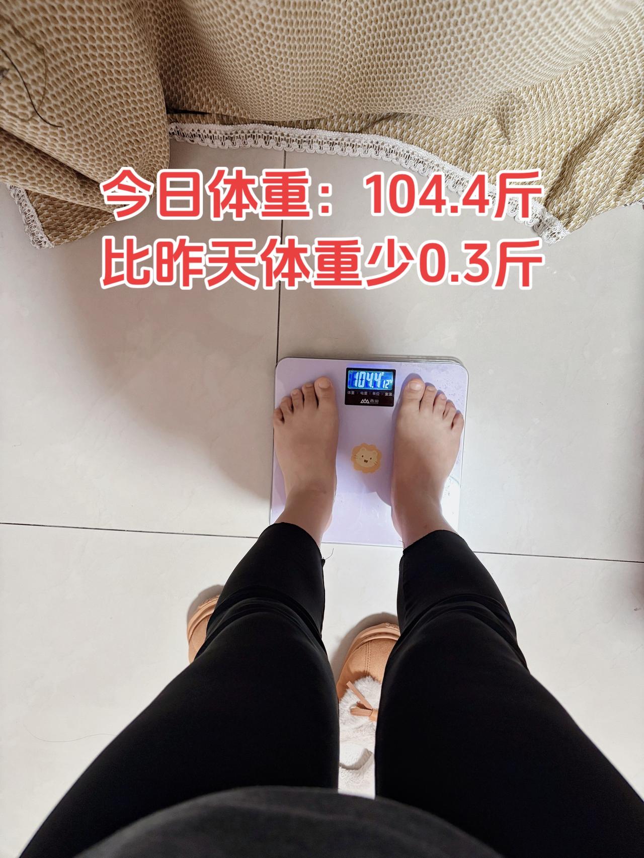 自律减脂健康餐，目标103斤，加油
今日减脂早餐：玉米+香蕉+鸡蛋+黑咖啡
体重