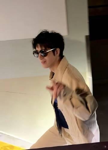 王力宏金发挑染神图 王力宏换上金发挑染造型，瞬间散发出与以往不同的魅力，配上墨镜