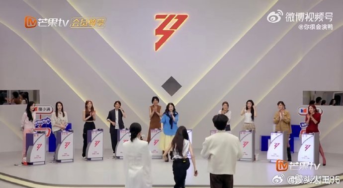 张艺上我是谁我在哪我该选谁被多位队长同时看重，张艺上的舞台魅力藏不住了，选人时一