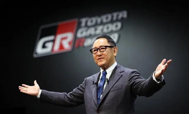 丰田章男在接受采访时说：“我心目中的跑车必须有汽油的味道和发动机的轰鸣声。”他还