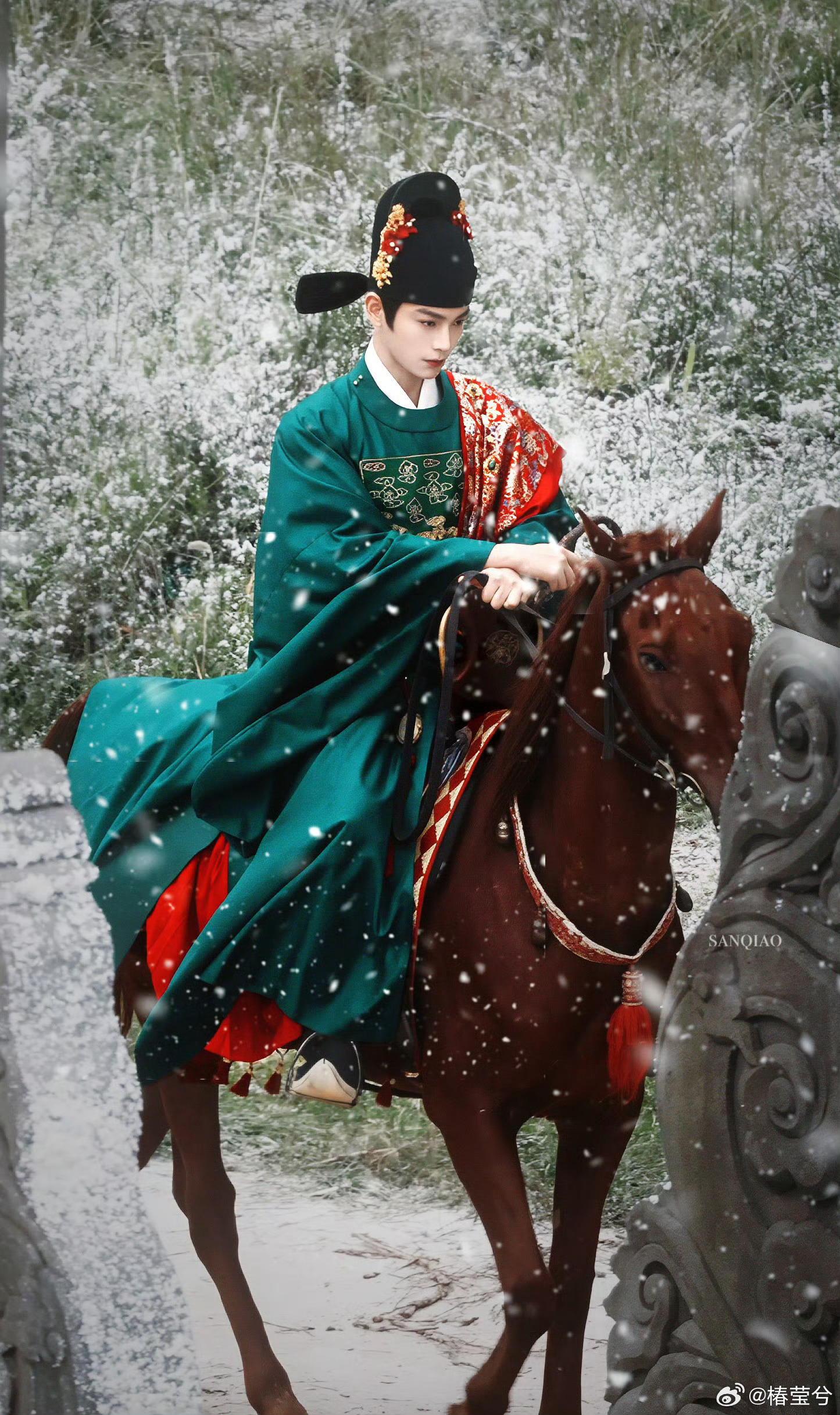 丁禹兮﻿丁禹兮花开锦绣 💚﻿ 丁禹兮赵凌 夏日，阳光热烈，海滩上，人们享受着海