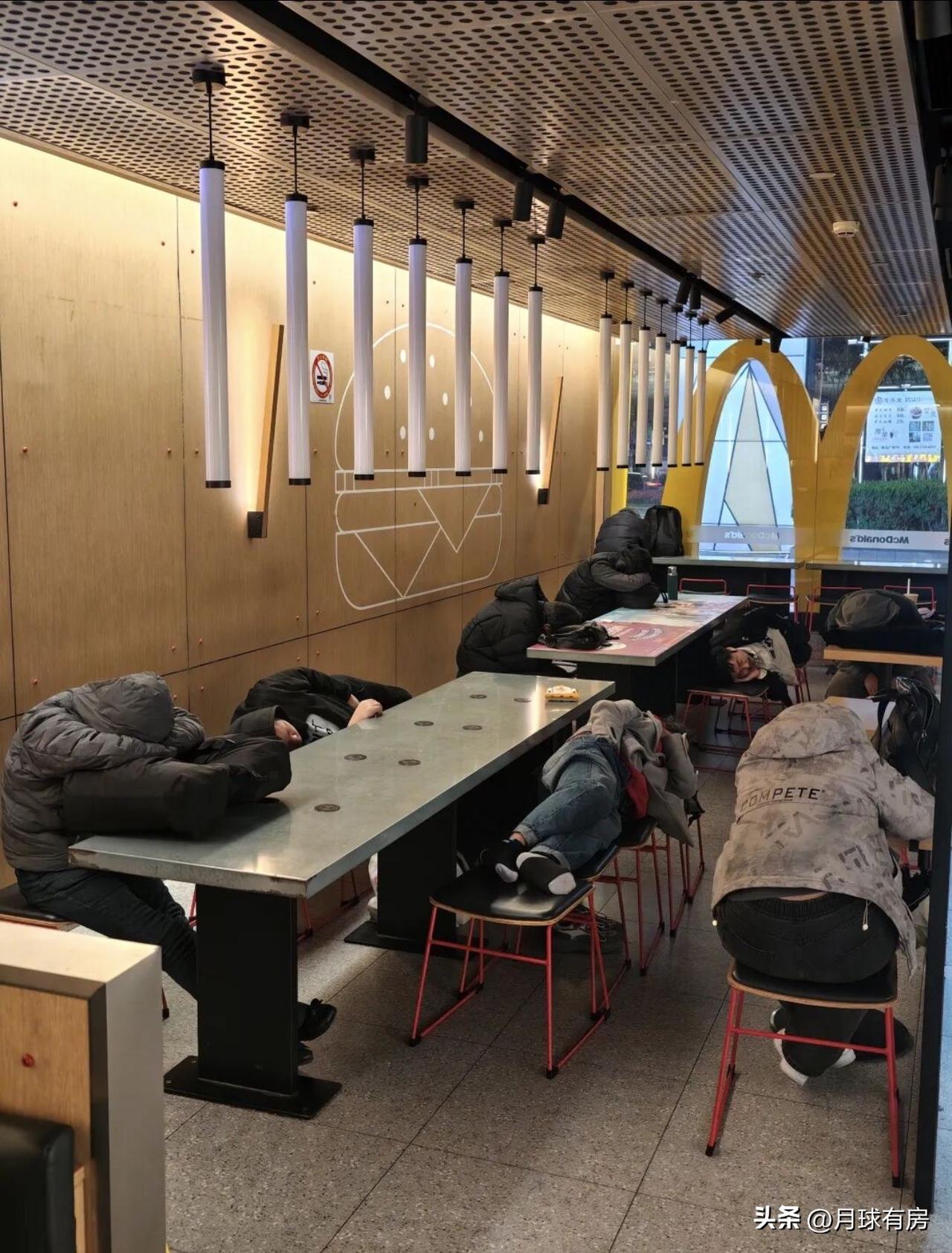 你见过凌晨的城市角落吗？
凌晨的麦当劳，不再是年轻人的宵夜据点，而是成了无数人的
