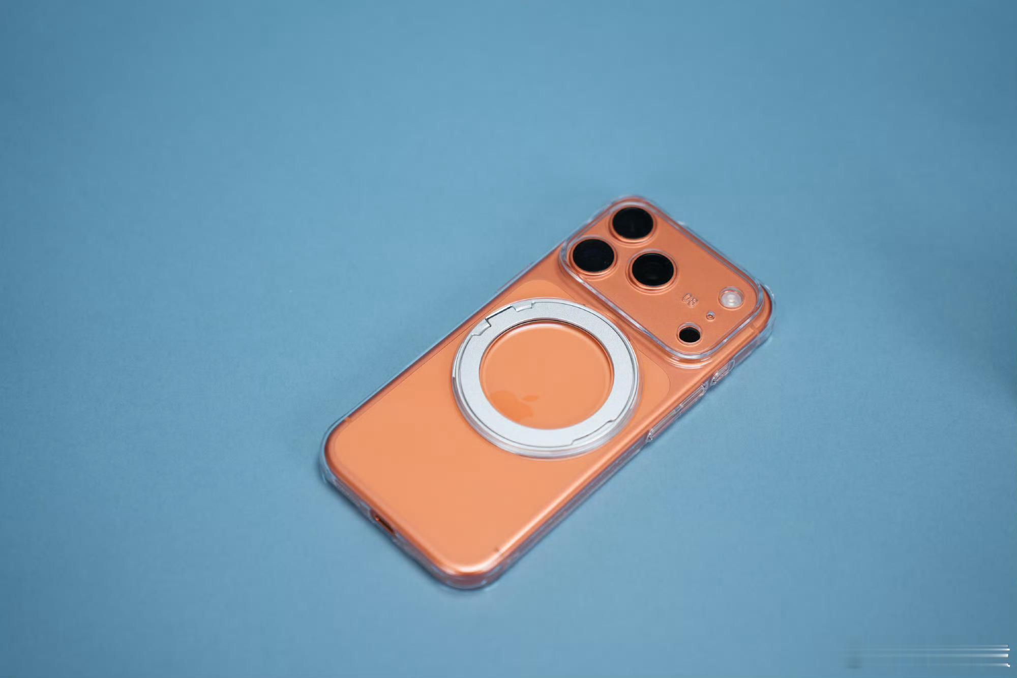 这个确实是很大一个因素，iPhone的配件生态极为丰富，便宜的，贵的，古怪的，无