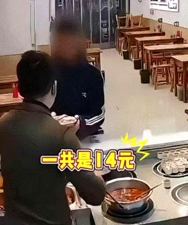 你说现在这人脸皮有多厚？
邯郸一家面馆老板就碰上这么个奇葩。

小伙子进门点了碗