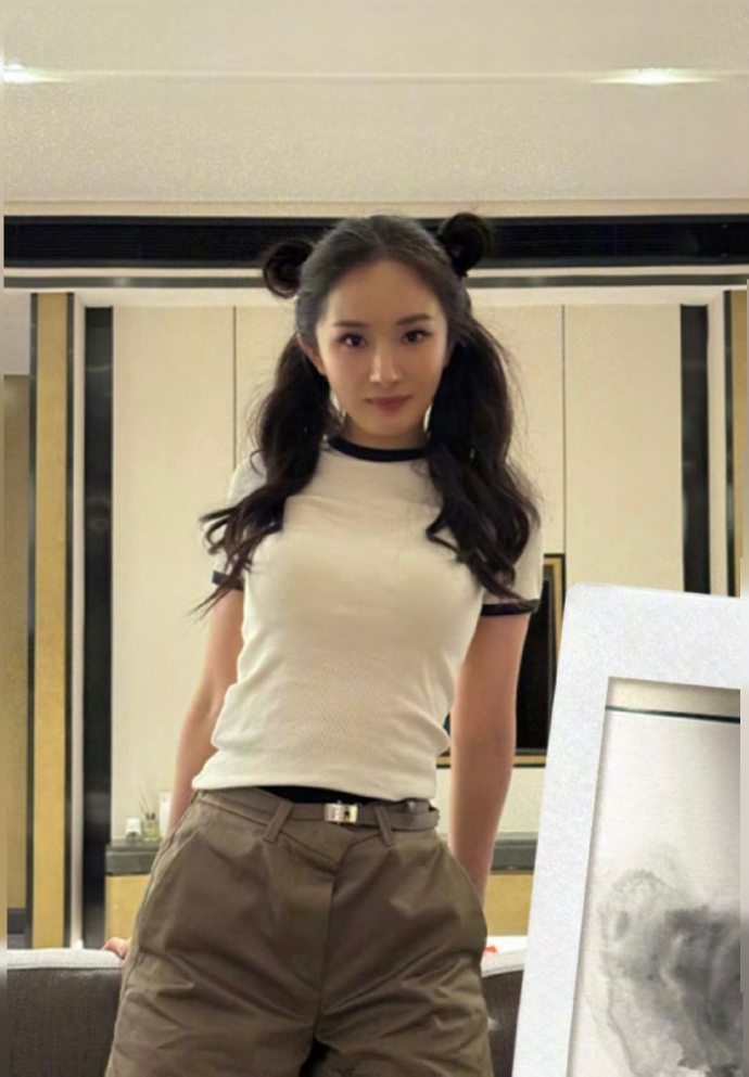 杨幂双马尾女高 萌萌的幂幂子，元气满满的[锦鲤附体][锦鲤附体][锦鲤附体] ​