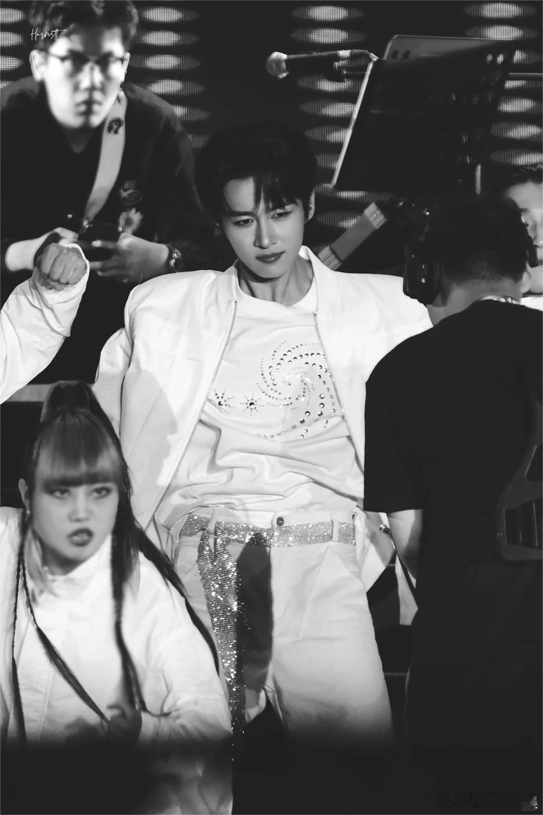 #卓沅25岁生日会舞蹈# 在昨天卓沅的生日直播之中他跳舞给大家看，而且每一个方面