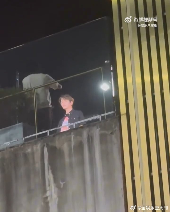 谁能想到丁禹兮会凌晨四点去打卡范思哲地广，这“惊喜彩蛋”藏得够深啊，赶紧发照片，