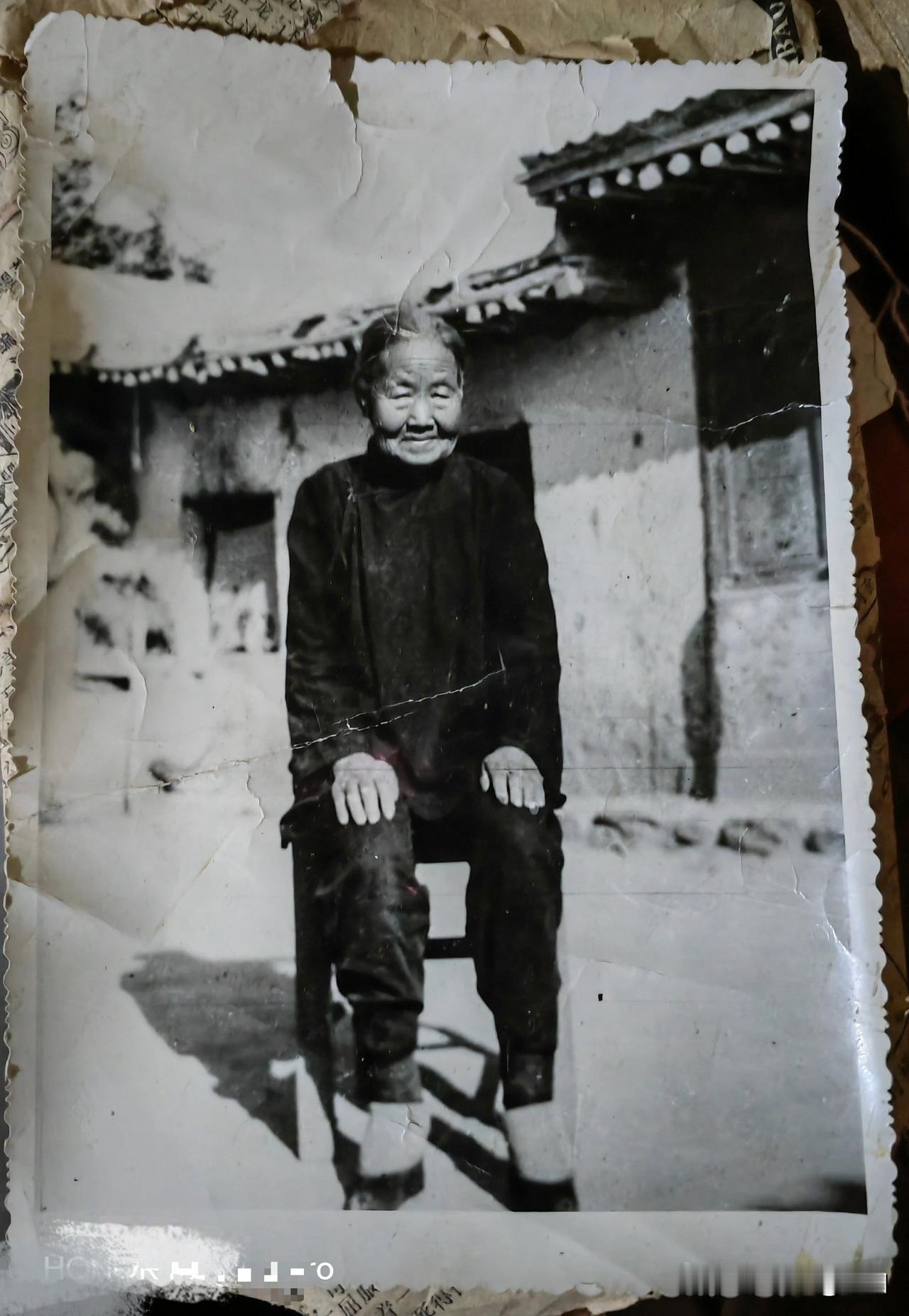 一张老照片里的时光印记
 
翻相册时，总能翻到那张边缘泛黄的黑白照片，照片里的老