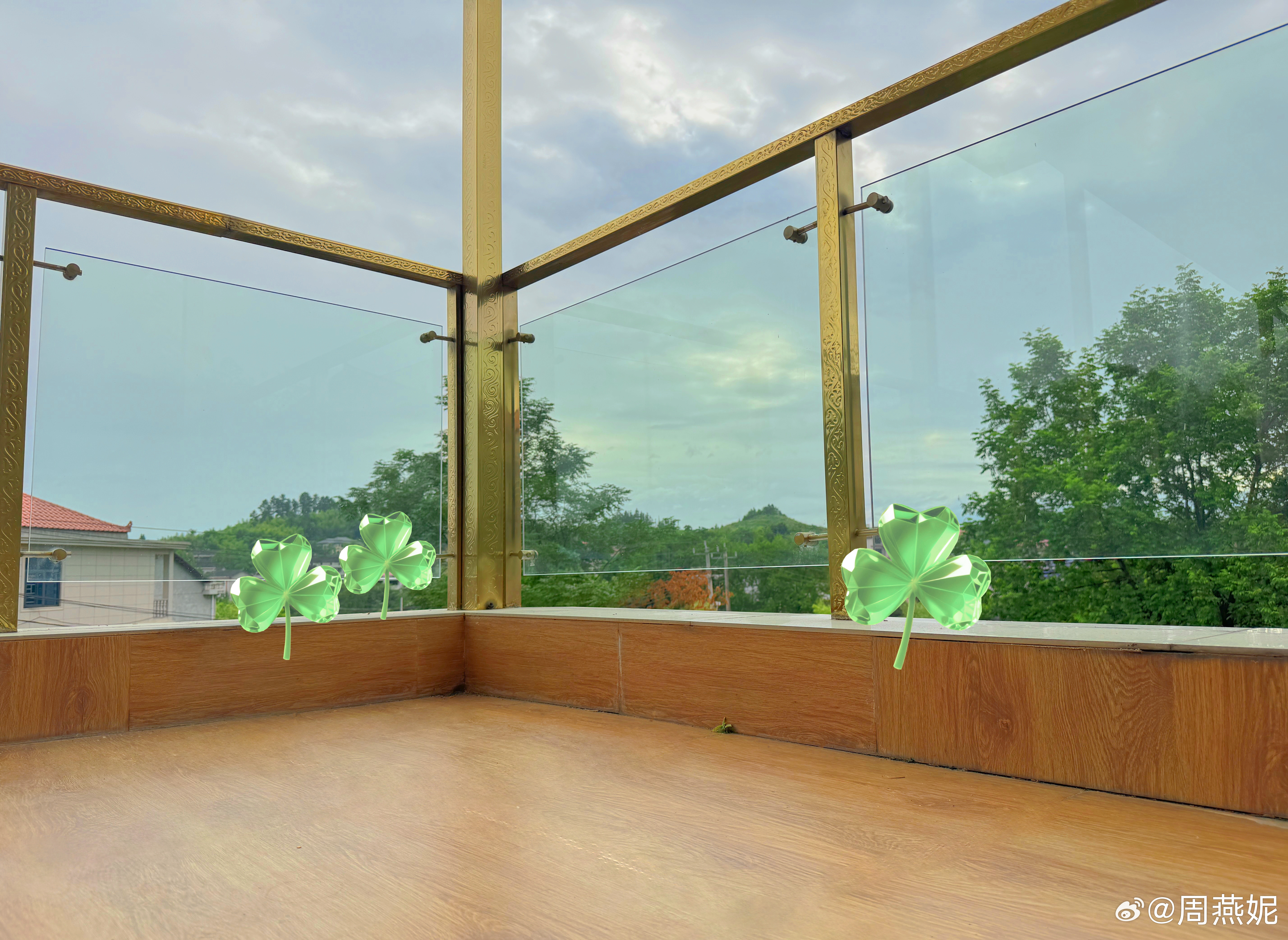 晨起，在三楼的露台做做运动，宁静、开阔…… 比在室内的健身房舒服太多…… 
