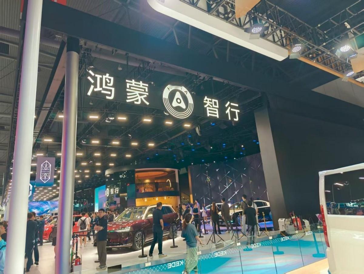 跟闺蜜来逛成都车展啦，鸿蒙智行展台让我走不动了，每辆车都很好看，我预算范围内的问