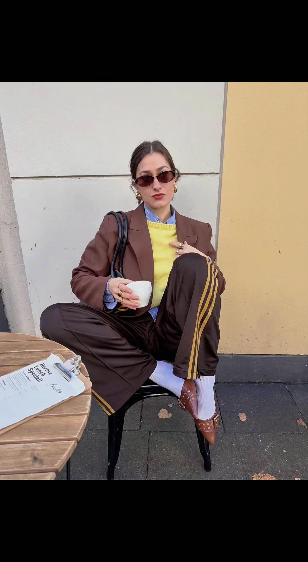 ☕秋日午后的慵懒，是咖啡杯里的慢镜头⏳。西装与运动裤的碰撞，像一首不循规的诗📜