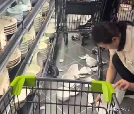 6月3日，河南新乡胖东来超市，一顾客不小心打碎货架上的一摞碗，店里工作人员忙走过