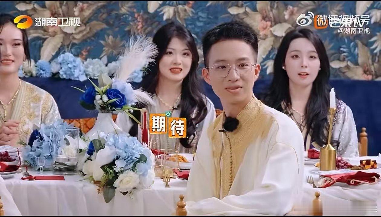 丁禹兮偷偷练习惊艳所有人丁禹兮回复黄晓明中餐厅 中餐厅集体婚礼上丁禹兮太亮眼！功