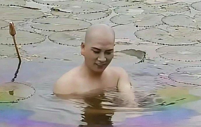 西游记中唐僧洗澡的时候是为了拍出佛光的感觉，但不好搞，于是加了汽油
