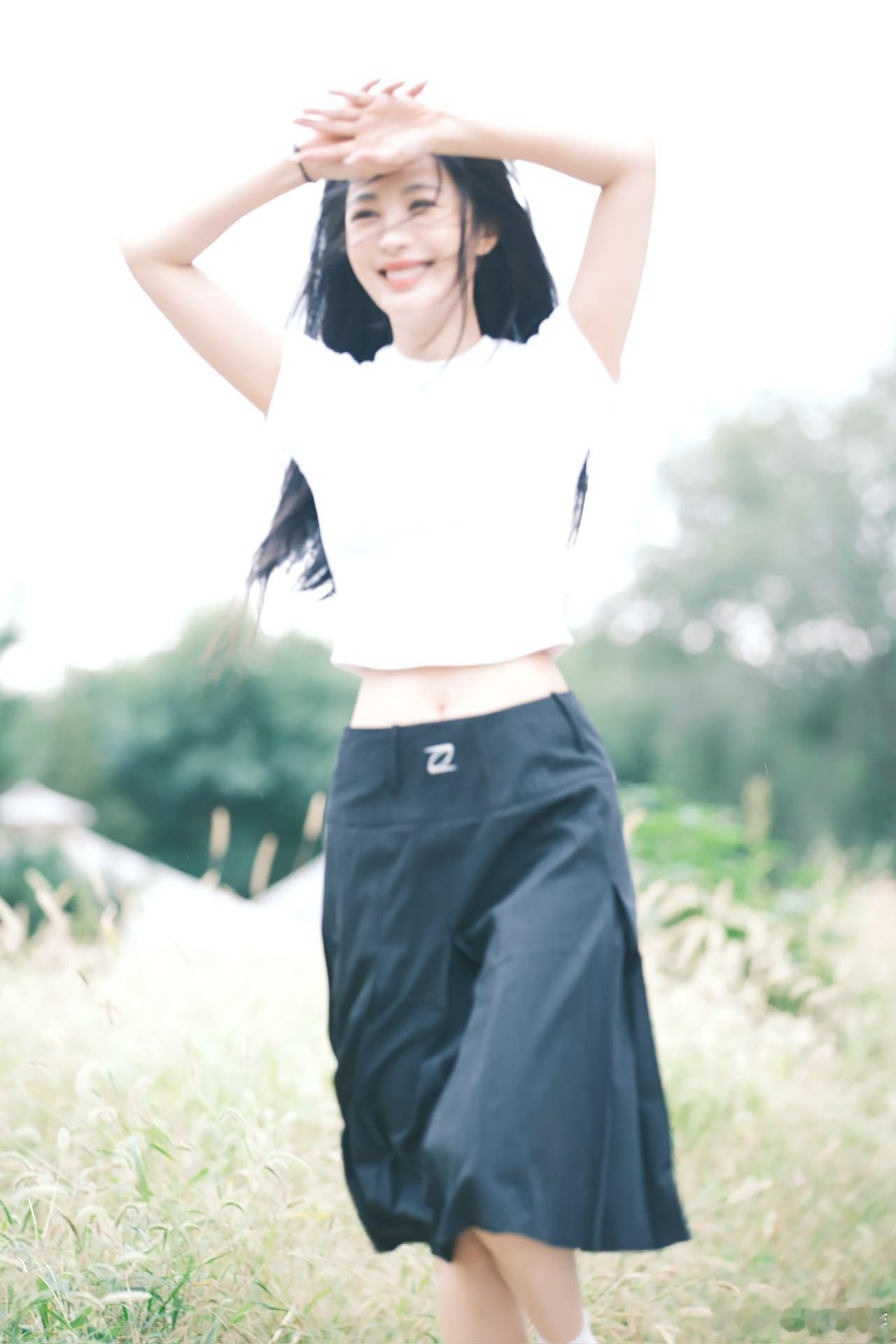李菲儿溢出屏幕的鲜活感李菲儿拍照那活人感绝啦！眼里闪着光，像藏了小星星，满是对生