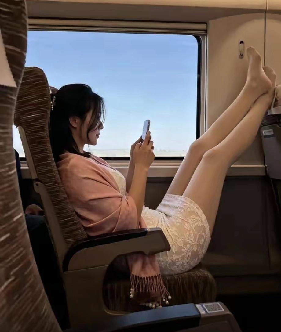 如果高铁上遇见这样行为的美女，你会出手制止吗？
不得不说，颜值真的挺能左右人对某