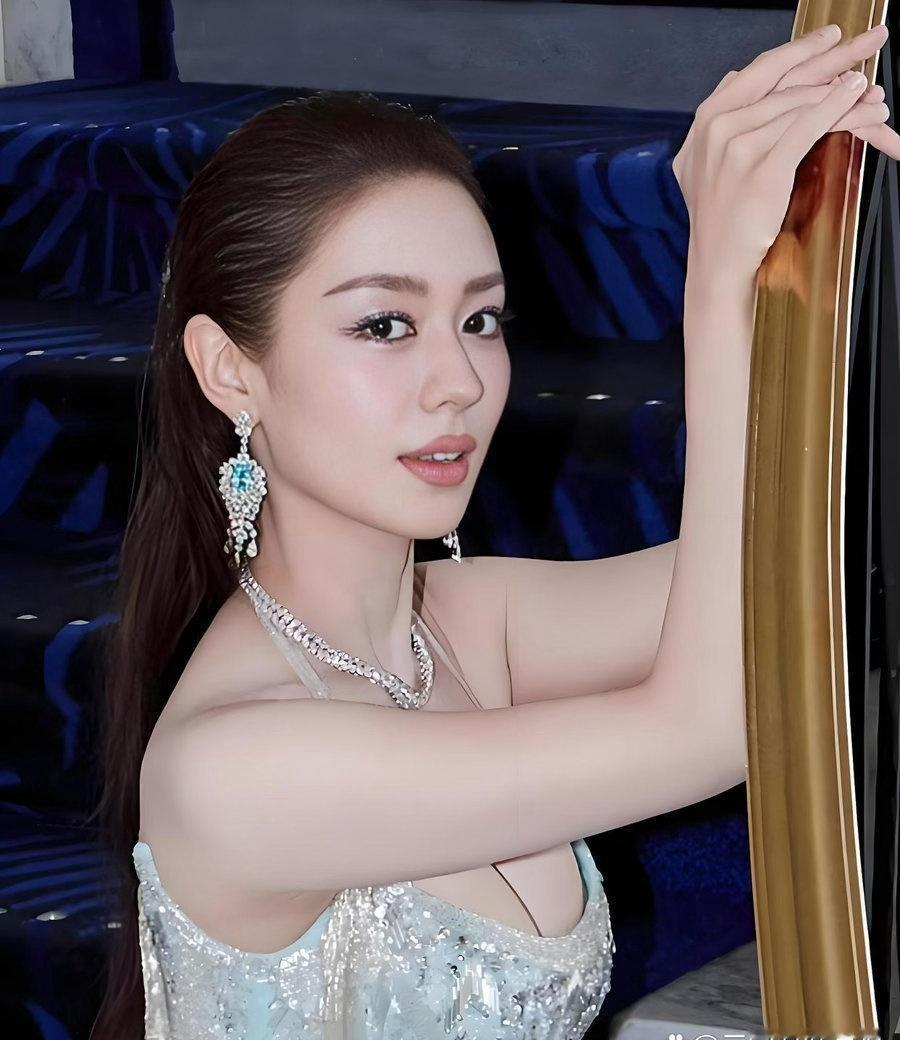 吉娜身段曲线出众亮眼，身材优越让人羡慕，不少人都感叹郎朗实在太有福气。 ​​​