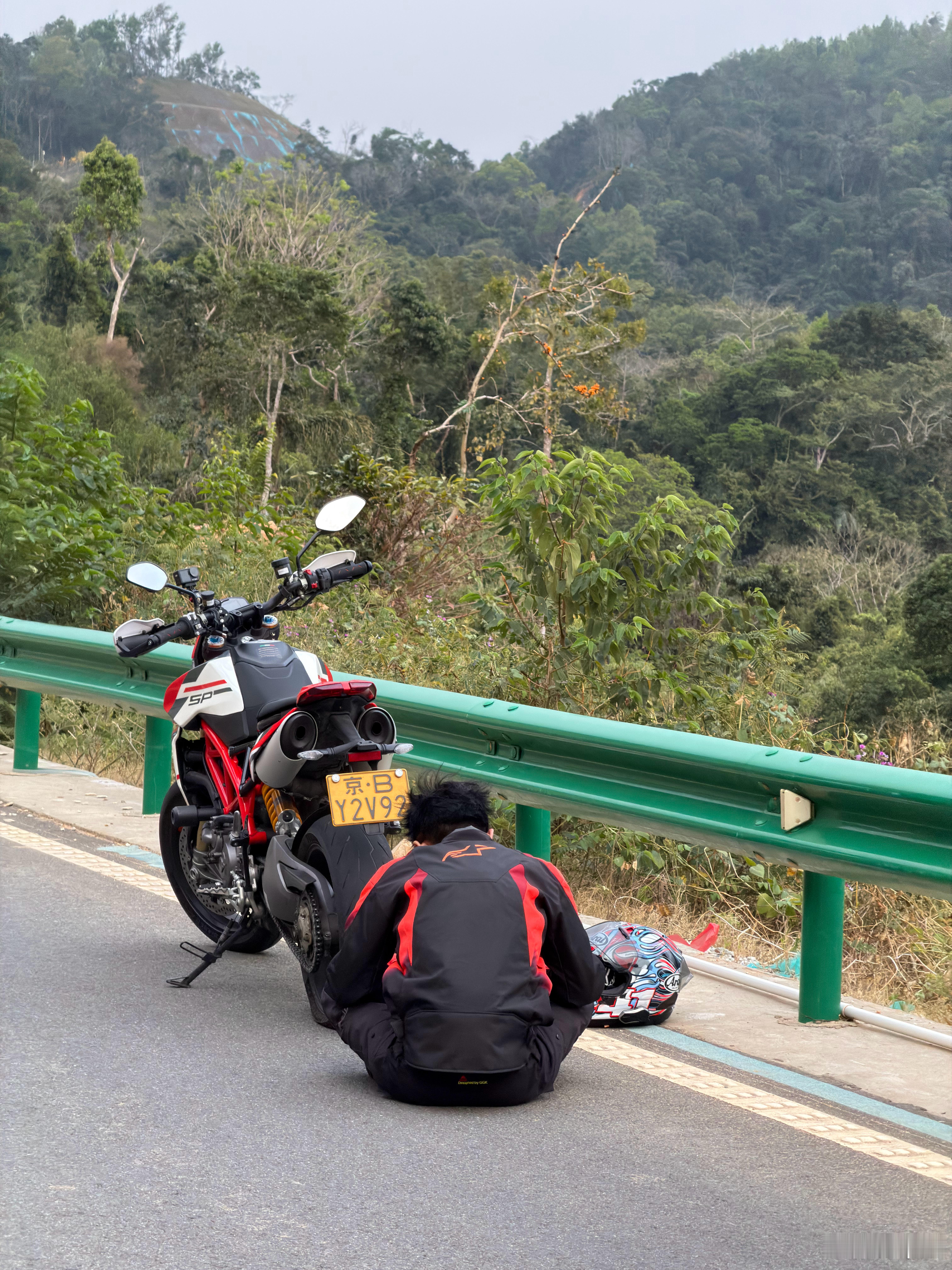新轮胎上车，多亏有了各种摩友的帮助，在 24 小时内解决问题，继续出发，直奔万宁