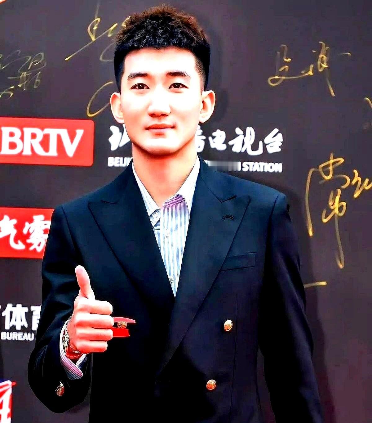 孙铭徽的鼻子，直接被打到塌陷了。

这事儿就发生在对阵辽宁的比赛上，防守外援布朗