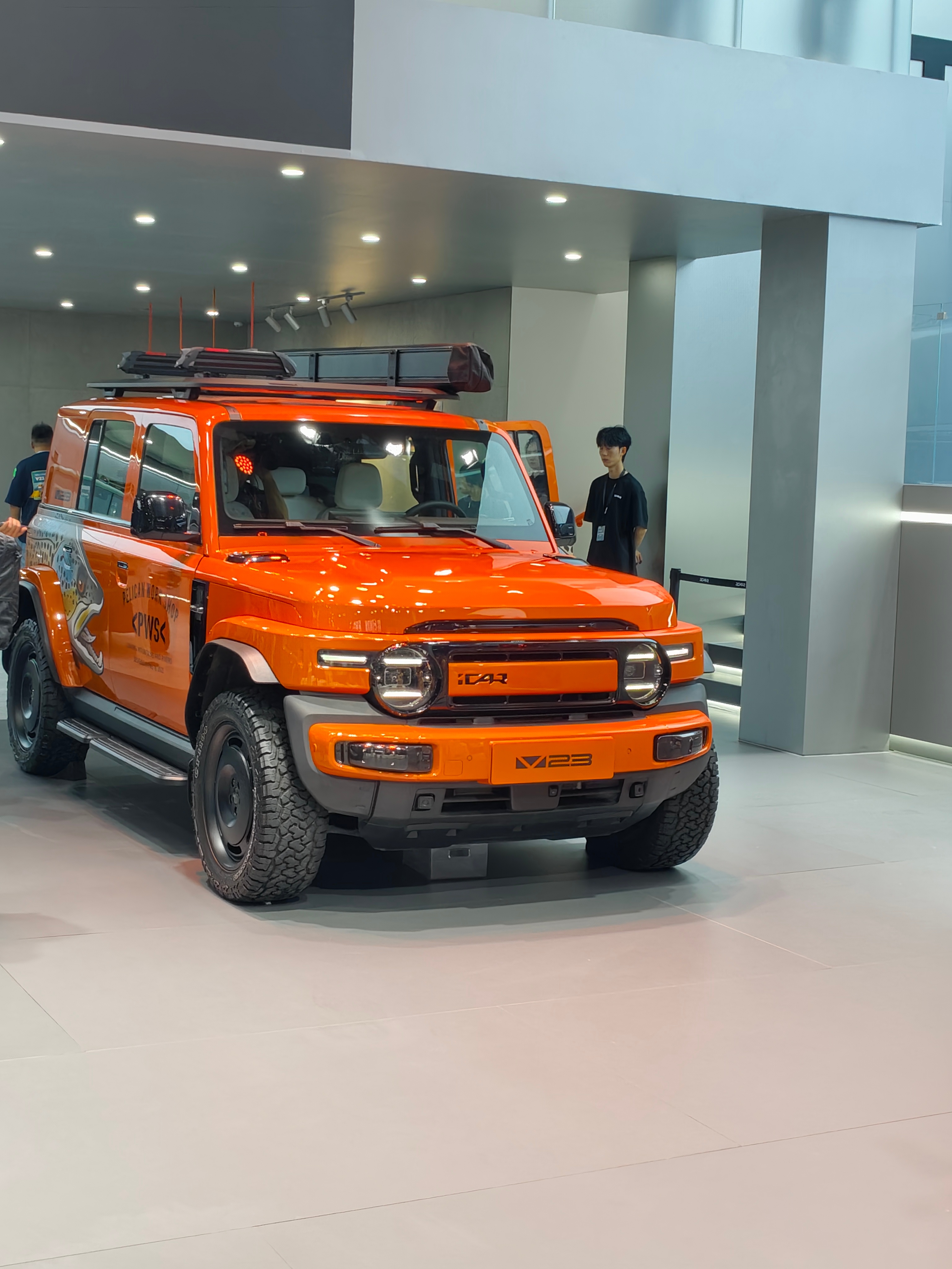 2025成都车展iCAR携V23赛博版炸场成都车展！它把复古风与赛博朋克完美融合