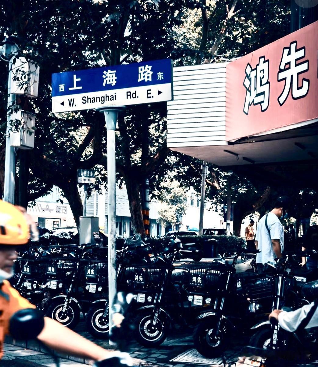 老去淮人忆旧疆，深藏一梦太平坊。
昔时市井称申浦，十里衣香冠楚乡。
罗绮艳，市声