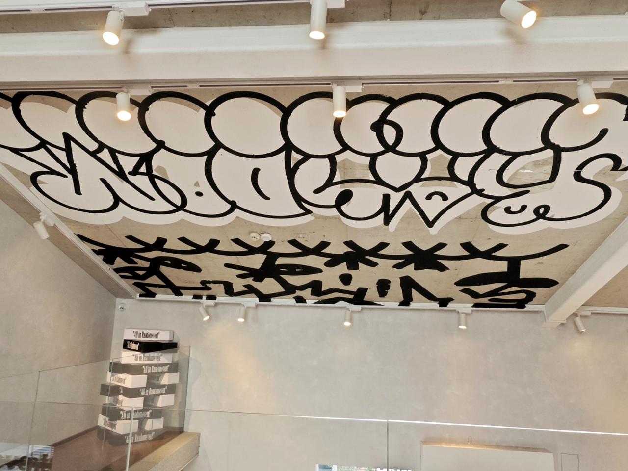 阿那亚这座艺术服饰店铺，打破了传统零售店的模样，像是一座小型当代艺术展厅。

涂