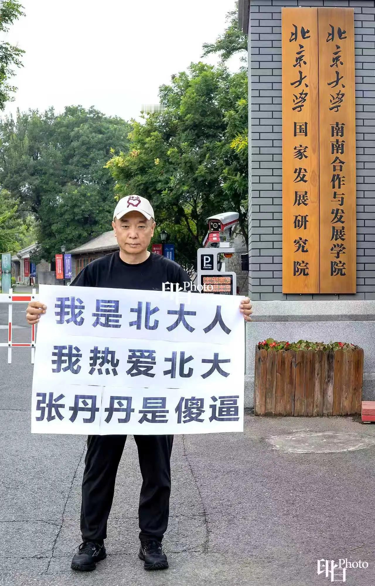 【她和骑手交流过】
她和骑手交流过，怎么没有深入到骨子里，挖掘到他们的灵魂深处？