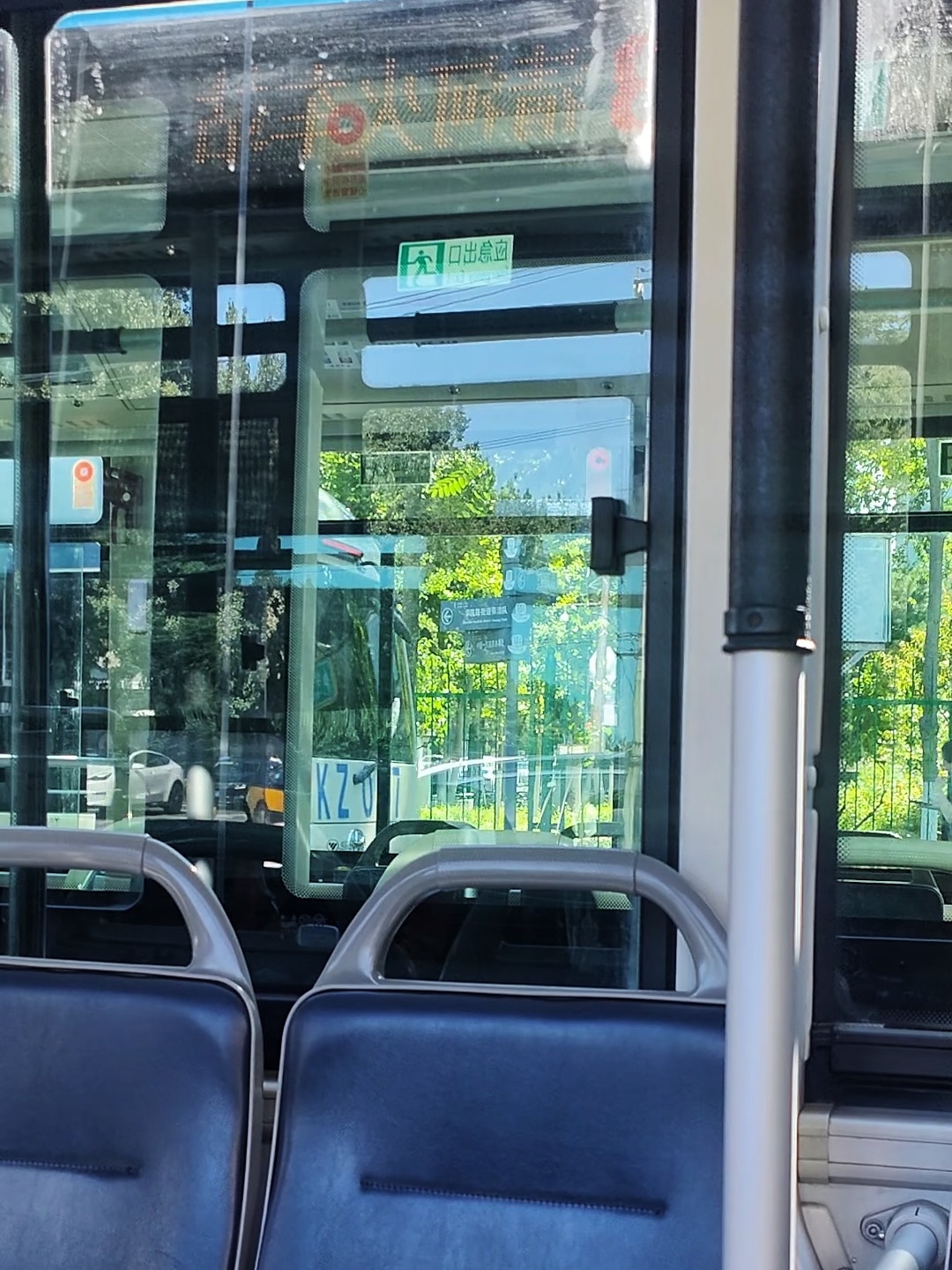 突然理解了爱坐公交车的人只要不在高峰期，公交地铁都很有意思。但公交更像一个城市的