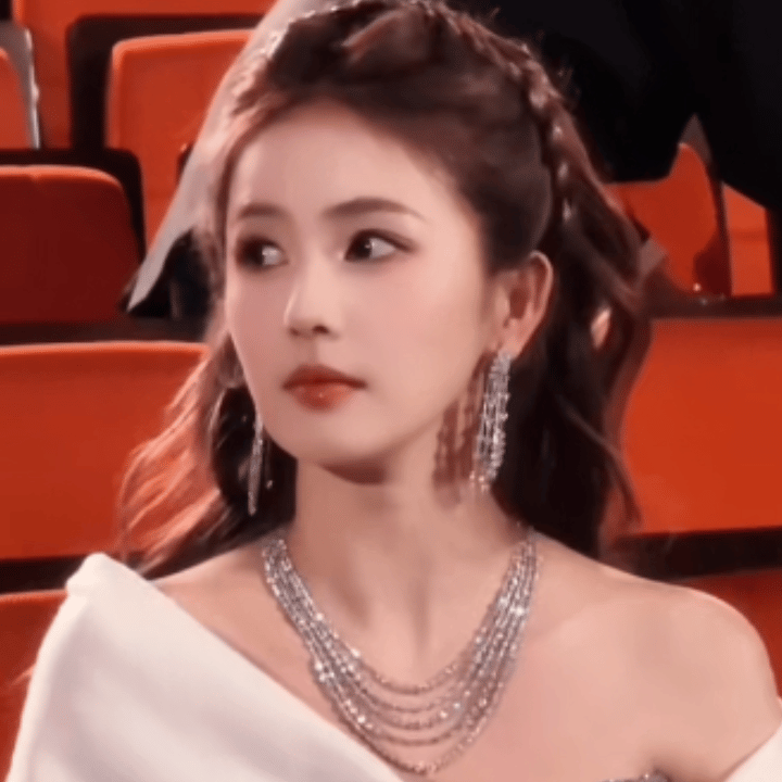 白鹿真的是美到心巴上！芬芳由内而外，灵动间透着温柔的韵味，是今晚微博视界大会最闪