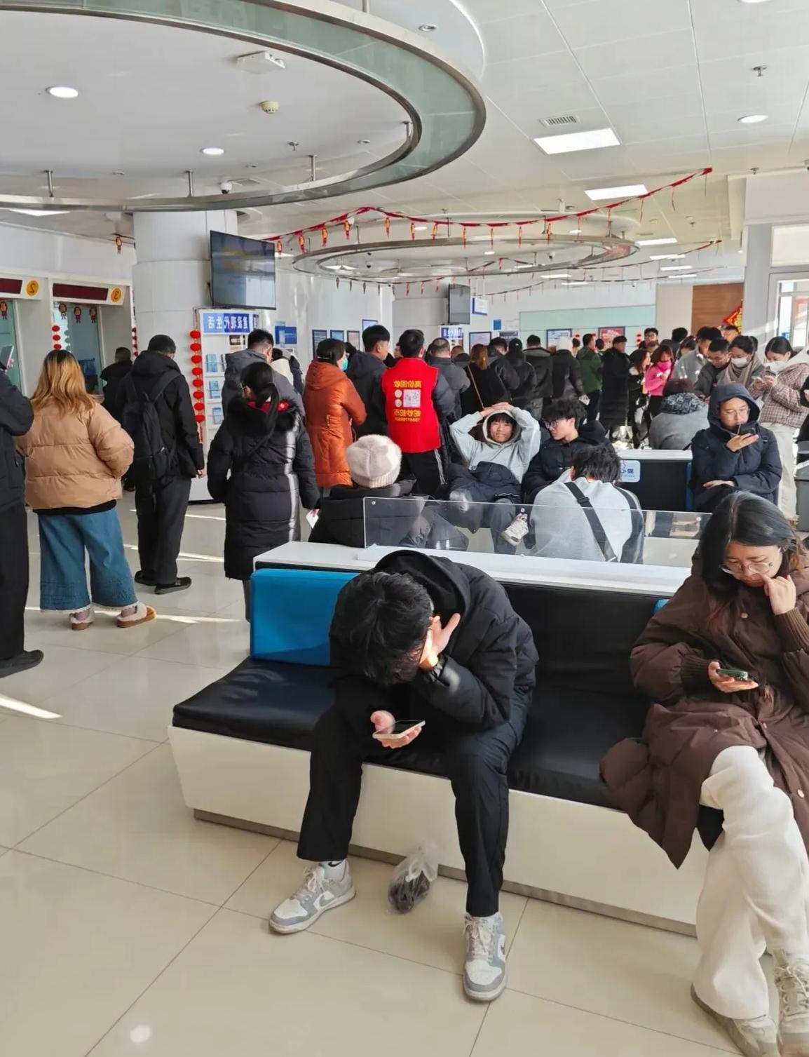 今天我去银行存钱，
可真是开了眼！
银行里好多人都在几十万几十万地往外取钱。我在