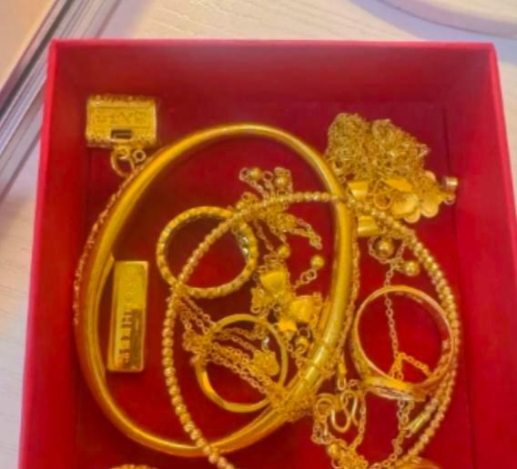 黄金涨到470一克，老奶奶的耳环还是二十年前买的，没卖。
她天天戴，洗碗也不摘。