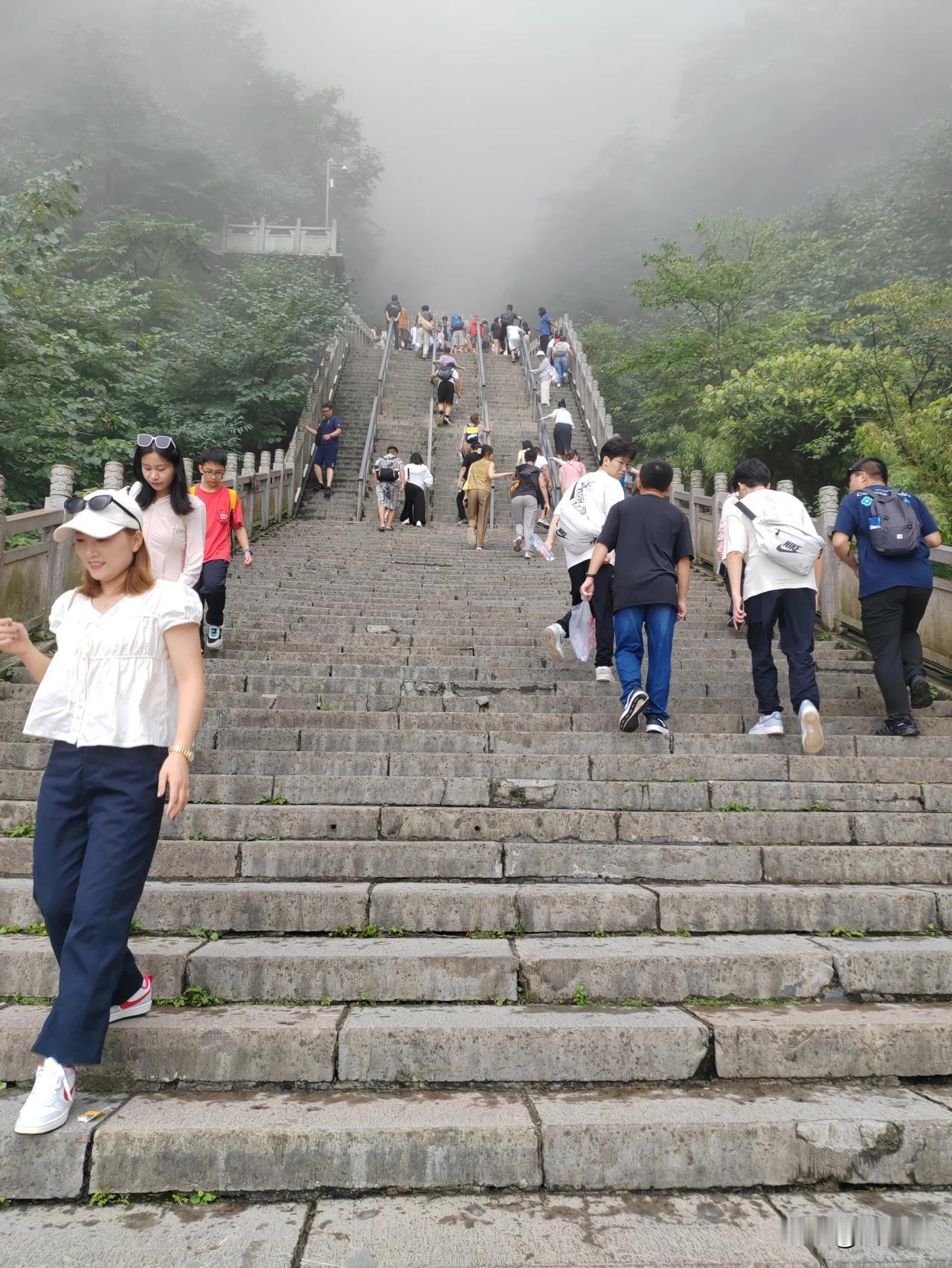 999
天梯
最后一段非常陡峭
人山人海
成功登顶
继续前行
目标山顶
云海，雾