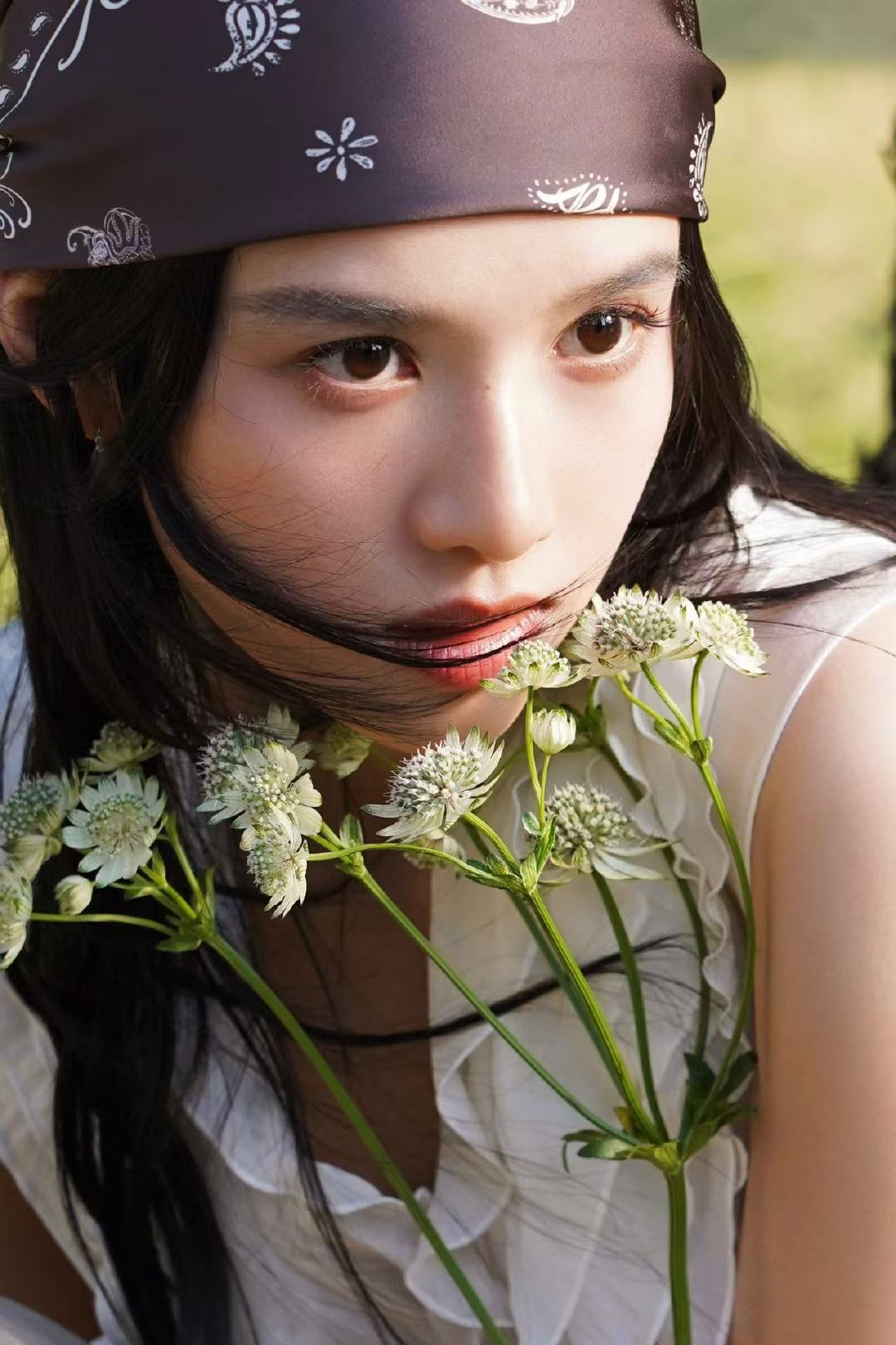 张婧仪氧气感大片张婧仪绿野大片 好爱这组照片，比香味先闻到的是氧气感 