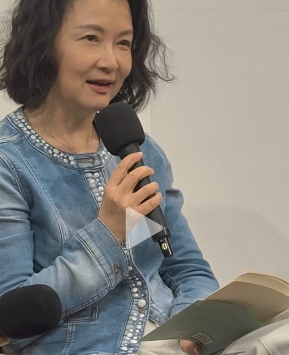 上海知名女主持人袁鸣被网友称"优雅地老去"。近期，一条主持人袁鸣声情并茂朗读散文