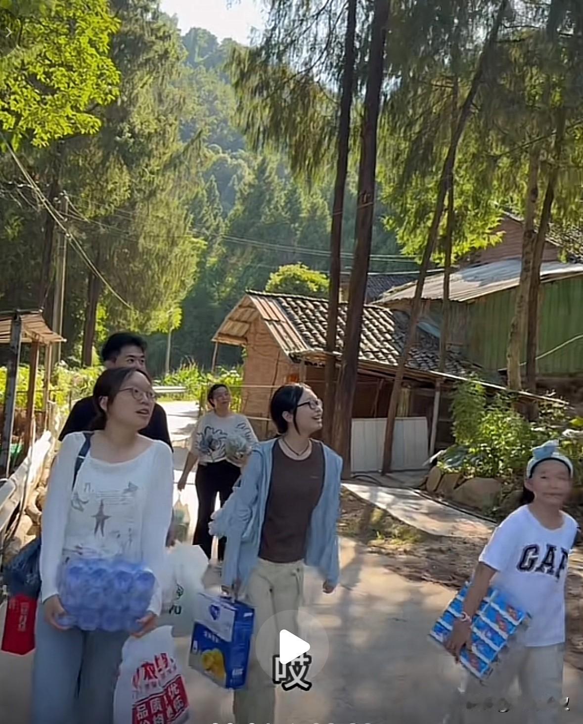 “去见想见的人，回家的风都是甜的～”谢浩男妈妈许健华又带着孩子们回四川老家看外婆