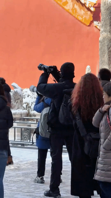 也不怪李现包那么严实也能被认出来，这身高这气质这气场在那儿摆着呢，从头到脚一身黑