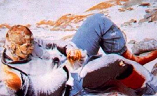 1998年，一对夫妻攀登珠峰，妻子被遗弃在山顶，她绝望喊道：“不要扔下我，好吗？