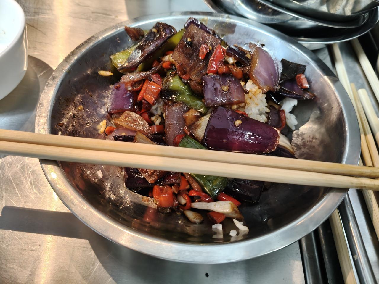 尽管最近来到新单位吃上了饱饭，也是进京以来吃到最好的员工餐，但是每每看到别人浪费