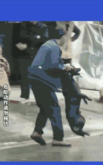 “太惊险了！”一名男子正常步行路过，突然被一条未牵绳的黑狗突袭撕咬，他冷静发力击
