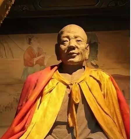 1996年，山西一名村民在寺庙打扫时，靠着佛像睡着了，醒来后，他发现自己不小心把