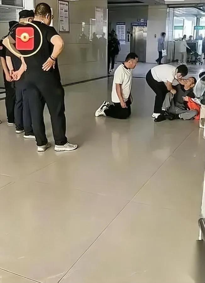 养儿防老

真靠谱吗

这件事戳破了很多人不敢说的真相。

前阵子在医院碰到一对