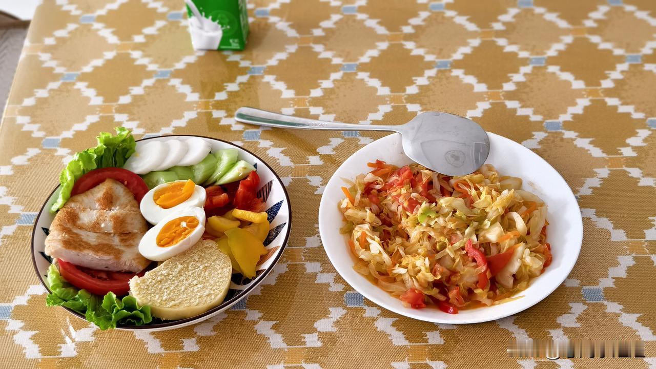 今日早餐。
炒一盘大头菜，放了胡萝卜、红彩椒，西红柿，挺好吃的。
煎鸡胸肉，煮鸡