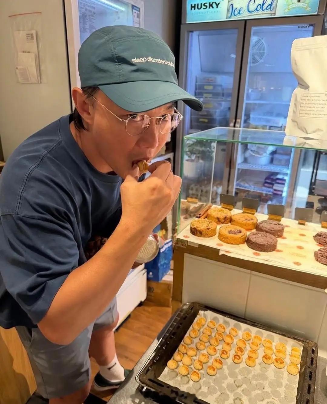 陈奕迅在香港一家面包店选购饼干，他看起来气色不错，面色红润，他瘦了好多，精神状态